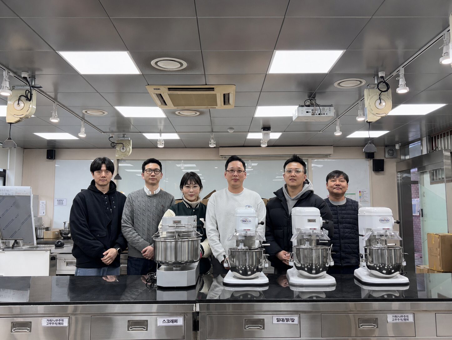 교육 기관에 설치된 STARICH 믹서와 참가자